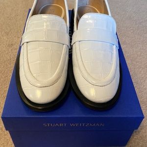 NWT Palmer Stuart Weitzman white crocodile loafer. Size 5.5